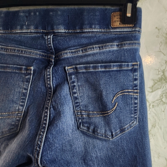 Levi's Totally Shaping Pull-On Skinny Jeans - Picture 9 of 15